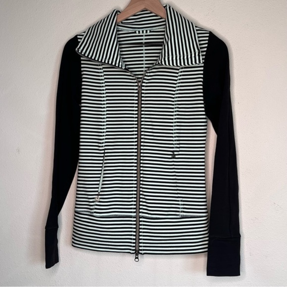 Lululemon Daily Yoga Jacket, size 2** - Picture 4 of 6
